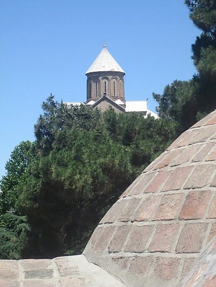L'église Méthéki de la Vierge vue depuis les bains