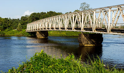 Ancien pont de Sinnamary, en Guyane