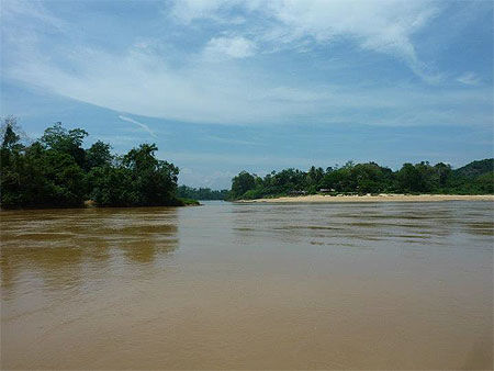 La rivière Tembeling à Kuala Tembeling