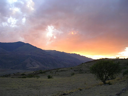 Coucher de soleil sur le site archéologique de Piquillacta Coucher de soleil sur le site archéologique de Piquillacta