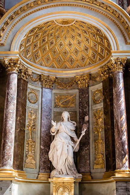 Statue de Sainte-Marguerite dans sa jolie niche