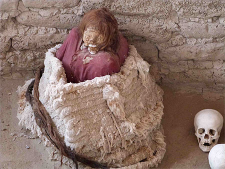 Momie dans une tombe du cimetière de Chauchilla Momie dans une tombe du cimetière de Chauchilla