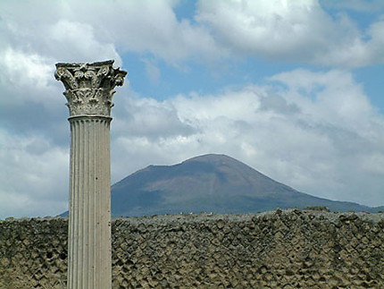 Le Vésuve dominant la ville antique de Pompéi