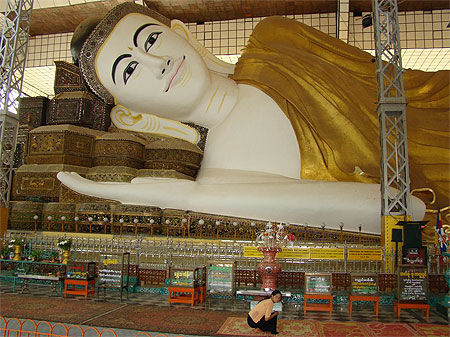 Bouddha couché de la pagode Shwethalyaug