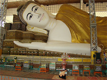Bouddha couché de la pagode Shwethalyaug Bouddha couché de la pagode Shwethalyaug