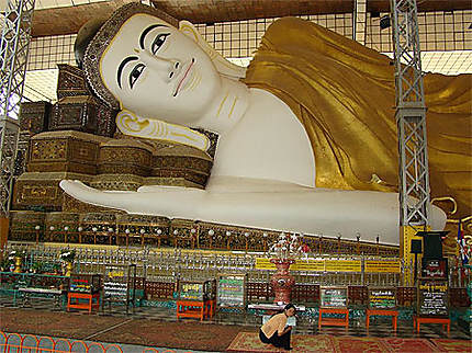 Bouddha couché de la pagode Shwethalyaug
