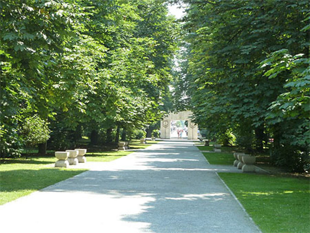 Allée des chaises et porte du Baiser