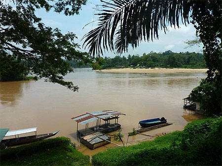L'embarcadère à Kuala Tembeling L'embarcadère à Kuala Tembeling