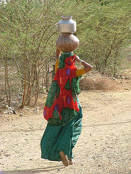 Femme porteuse d'eau 