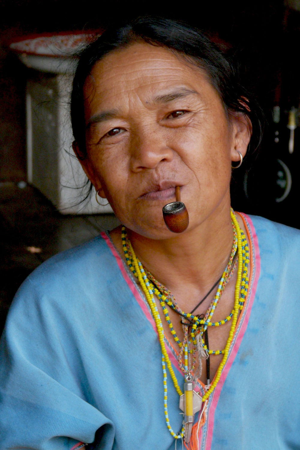 Femme Karen à la pipe