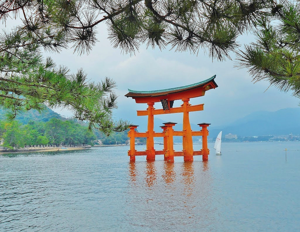 Torii du sanctuaire d'Itsukushima Torii du sanctuaire d'Itsukushima