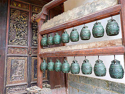 Temple de Confucius - Porte sculptée et cloches