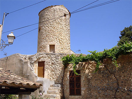 Ancien moulin au village de Sineu