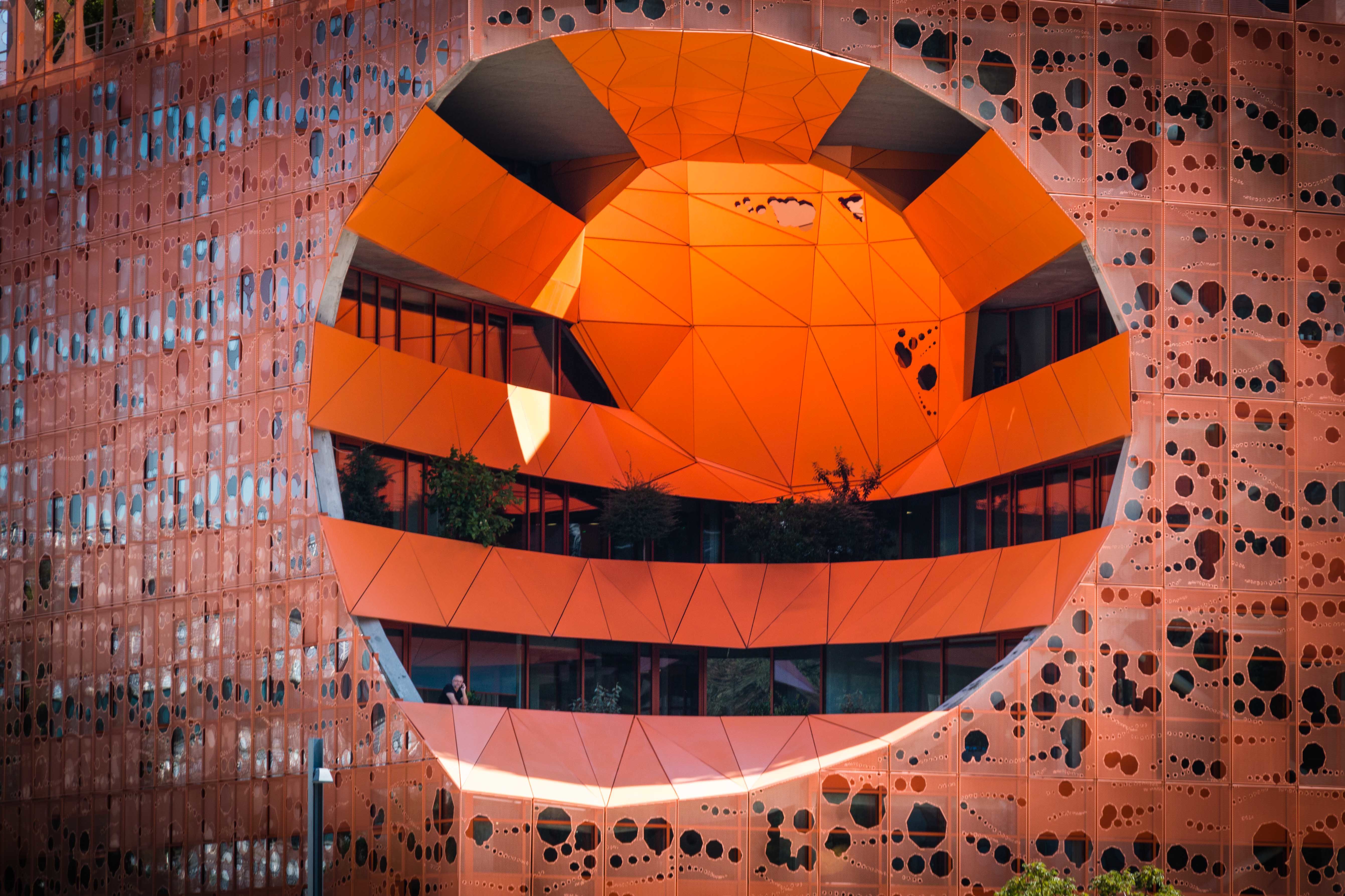 Le cône de lumière du cube orange à Lyon