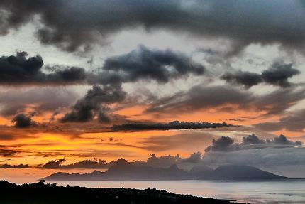 Panorama sur Tahiti et Moorea au crépuscule