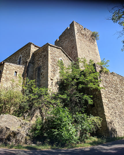 Au pied de l'église et du chateau de Thorrenc 
