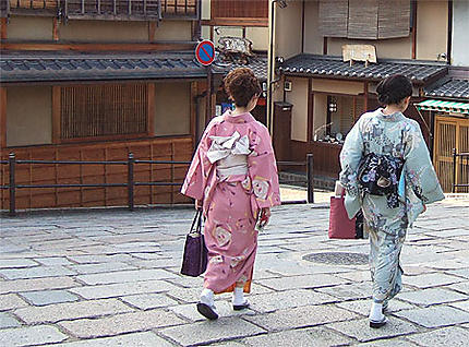 Jeunes femmes en kimonos, quartier de Gion à Kyoto