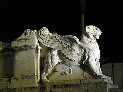 Statue d'un lion ailé