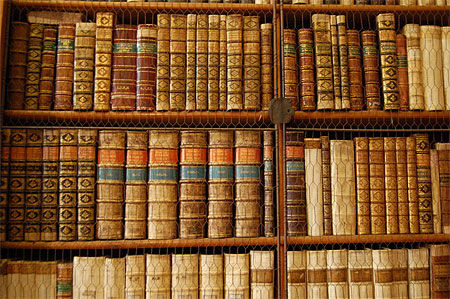 Livres dans la bibliothèque de l'archiabbaye de Pannonhalma