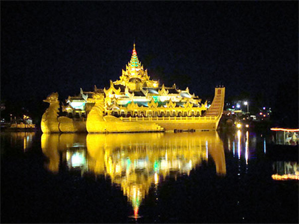 Barque royale du lac Kandawgyi 