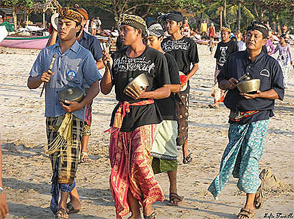 Procession sur la plage de Jimbaran