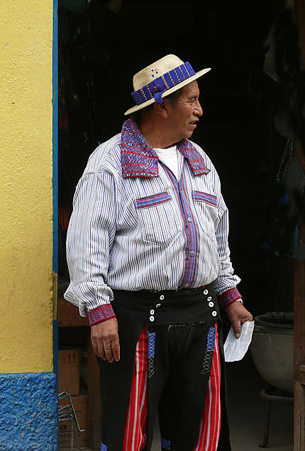 Homme en costume traditionnel à Todos Santos
