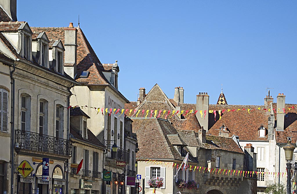 Le centre ville de Saumur en Auxois Le centre ville de Saumur en Auxois