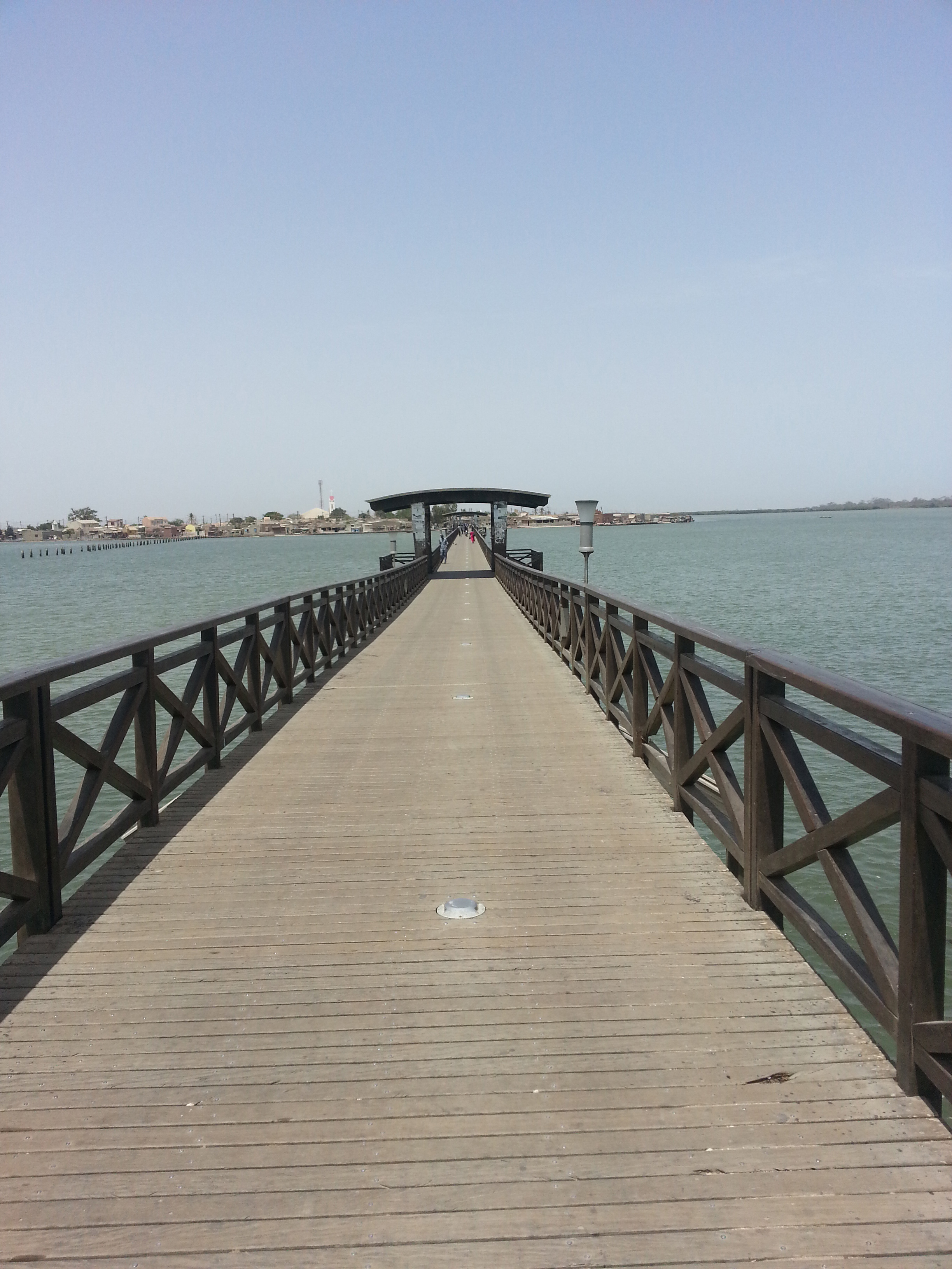 Pont entre Joal à Fadiouth et l'île aux coquillage Pont entre Joal à Fadiouth et l'île aux coquillage
