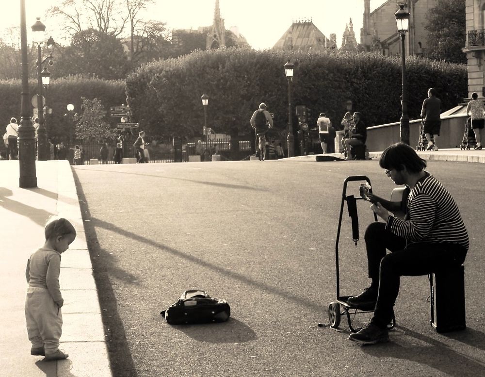 L' enfant mélomane, scène de rue parisienne