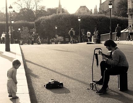 L' enfant mélomane, scène de rue parisienne