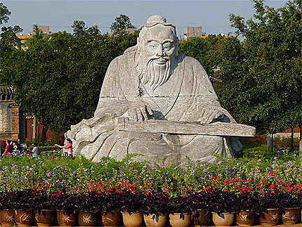 Statue de Confucius devant le Temple