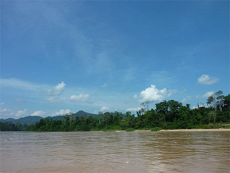La rivière Tembeling à Kuala Tembeling La rivière Tembeling à Kuala Tembeling