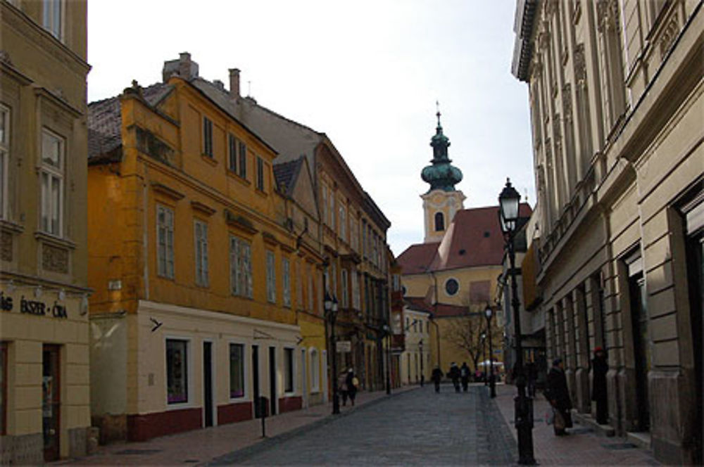 Pharmacie dans une rue de Gy&#337;r