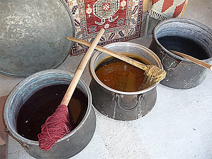 Pots de couleurs pour fabrication de tapis 