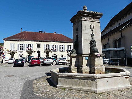 Fontaine et Mairie de Conliège