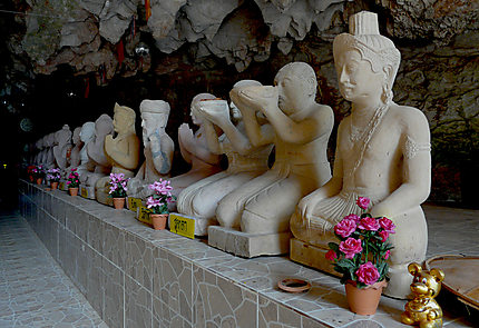 Statues sur la route d'Arunothaï
