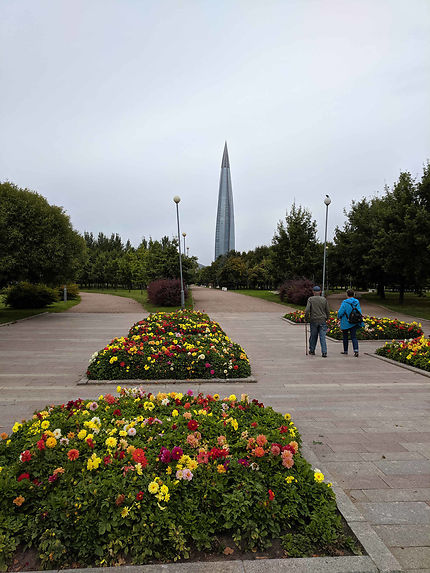 Fleurs devant la tour Lakhta