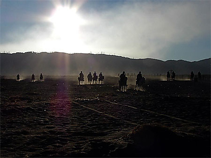 Les cavaliers sur la mer de sable