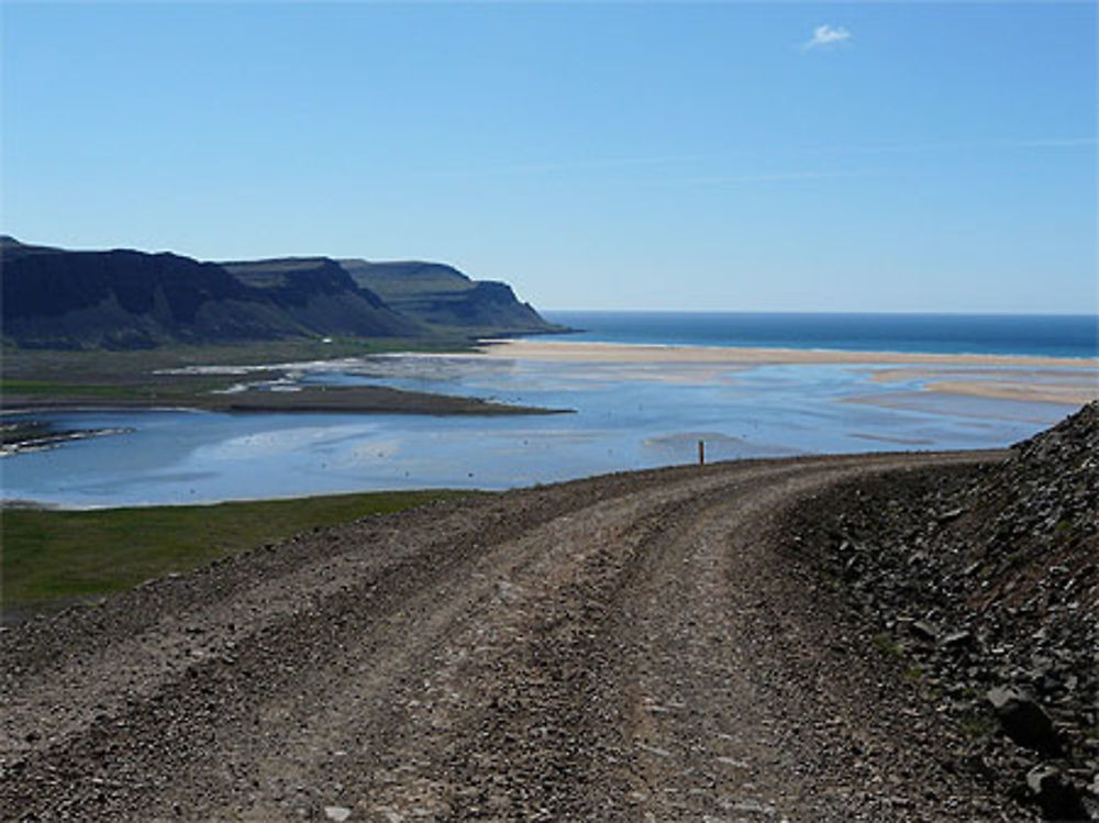 Arrivée à Raudasandur, lagune et plage rouge