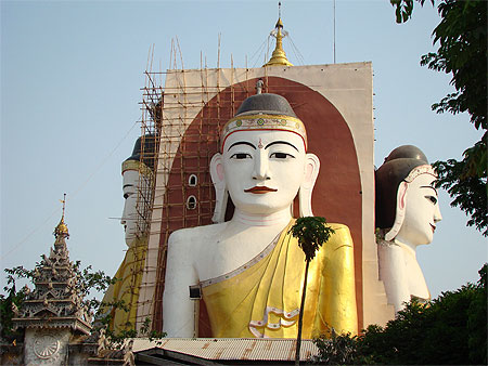 Les quatre immenses statues de la pagode Kyaik Pun Les quatre immenses statues de la pagode Kyaik Pun