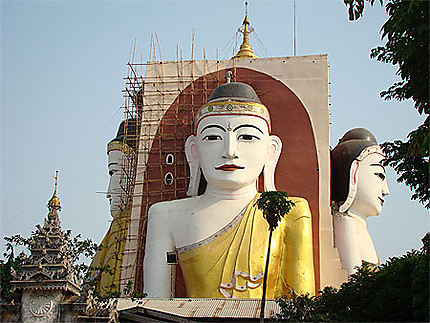 Les quatre immenses statues de la pagode Kyaik Pun