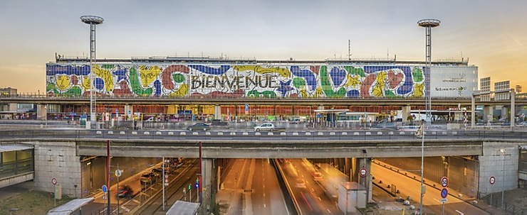 Paris - Une fresque de Castelbajac sur la façade d'Orly Sud