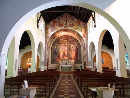 La nef de l'Église Saint-François-d'Assise