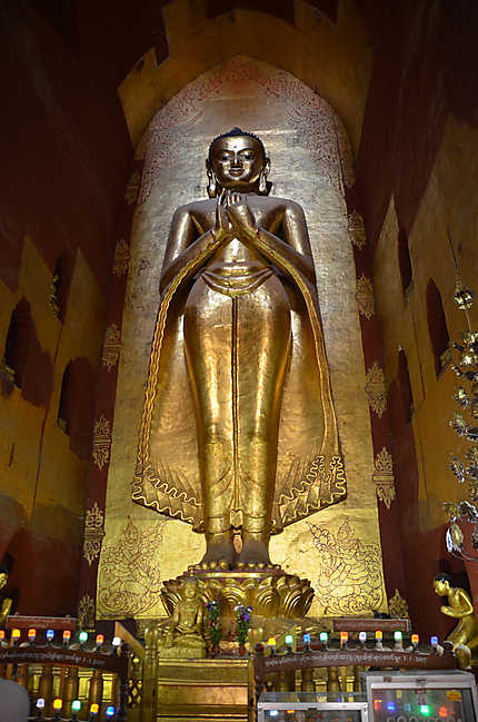 Immense Bouddha en bois doré