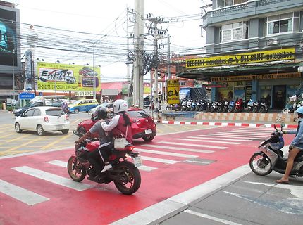 Prudence en traversant une rue en Thaïlande