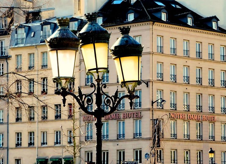 Candélabres, parvis de la cathédrale Notre-Dame, Paris