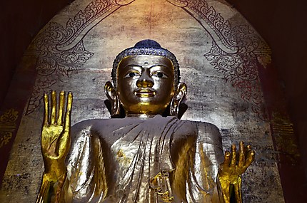 Grand bouddha en bois doré, détail