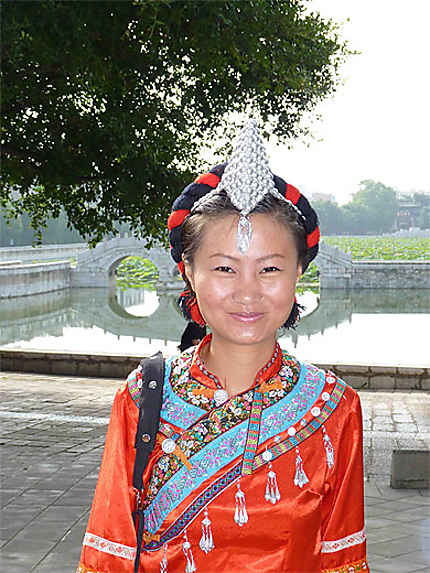 Jeune femme en costume traditionnel dans le parc du Temple