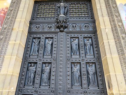 Porte façade Église Saint Vincent de Paul