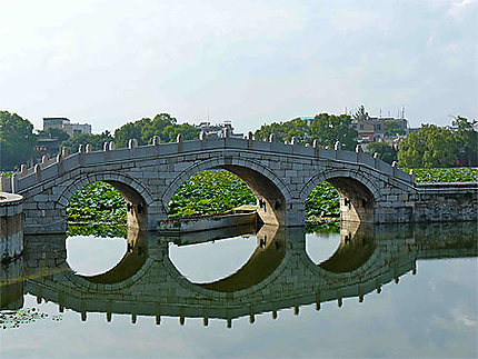 Pont dans le parc du temple de Confucius